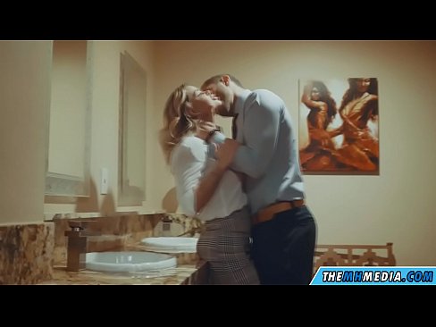 ❤️ Ke hoʻowalewale ʻia ʻoe e kahi blonde busty i kahi lumi hoʻomaha ākea ️ Porno fb ia makou ❌❤